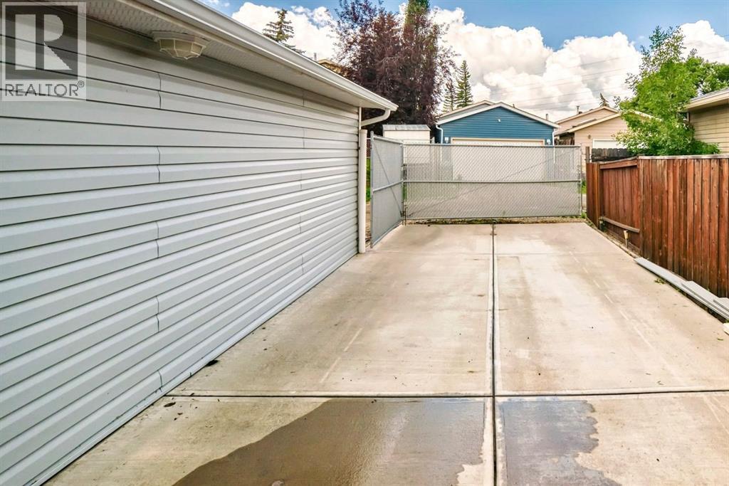 Single Family House for Sale in  Erin Dale Place SE Erin Woods Calgary 