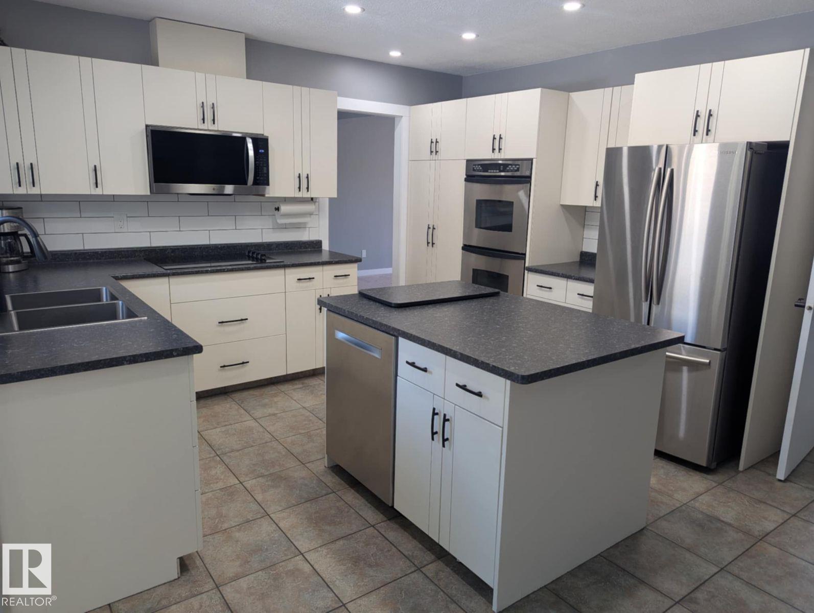 Photo 10 of 11019 10 Av Nw, Edmonton AB