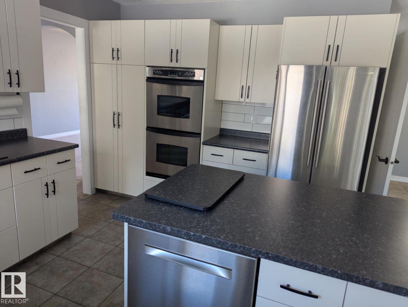 Photo 9 of 11019 10 Av Nw, Edmonton AB