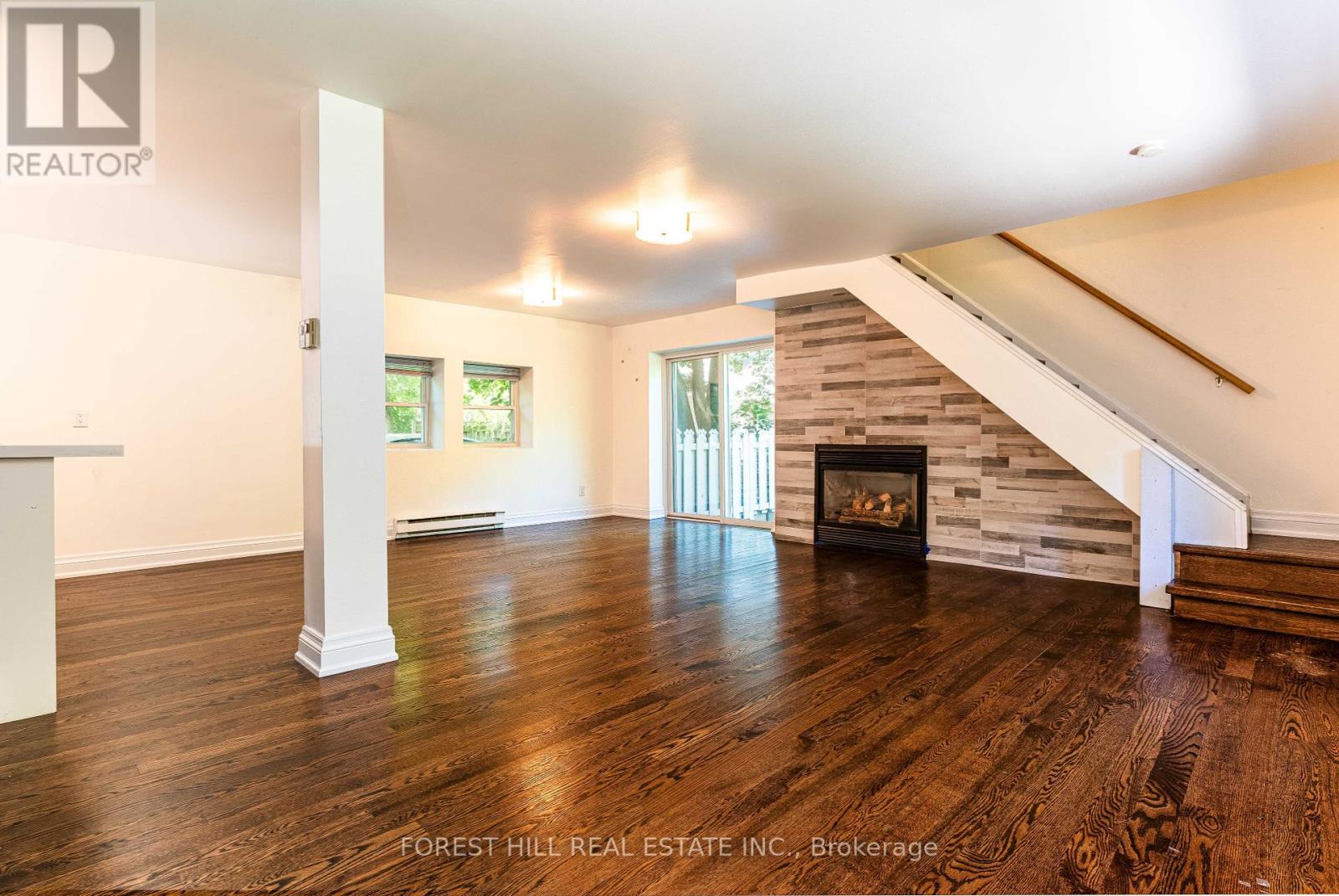 Photo 11 of 1207 Lorne Park Coachhous Road, Mississauga ON