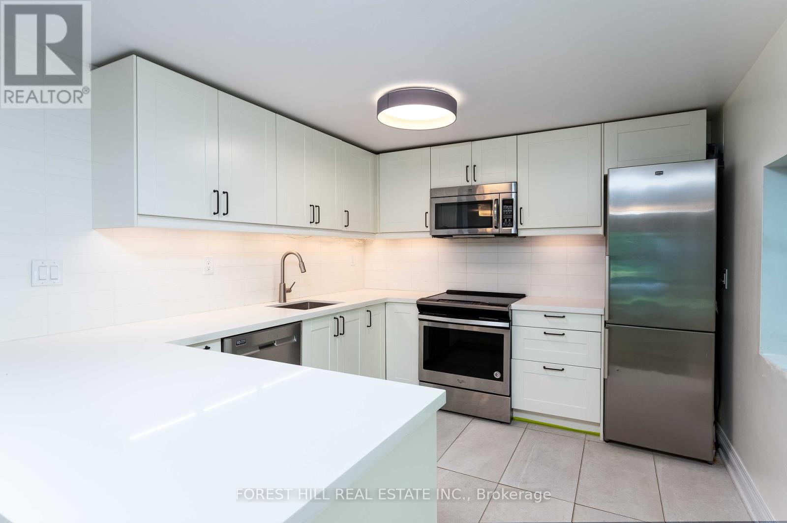 Photo 13 of 1207 Lorne Park Coachhous Road, Mississauga ON