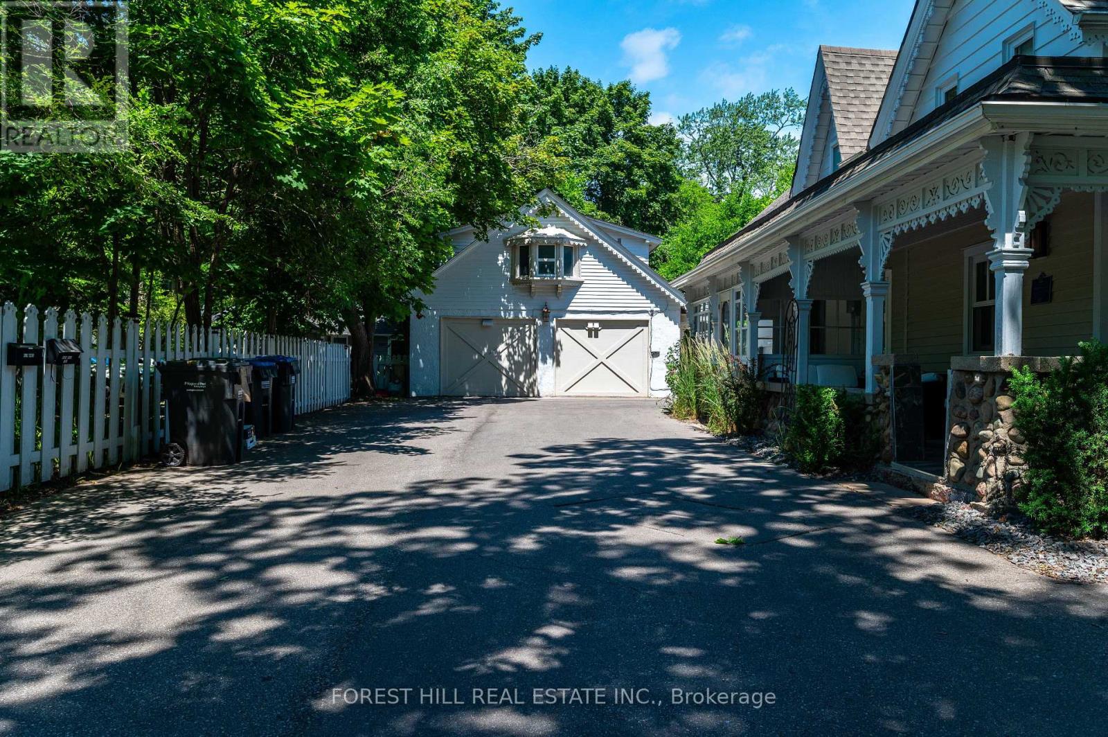 Photo 3 of 1207 Lorne Park Coachhous Road, Mississauga ON