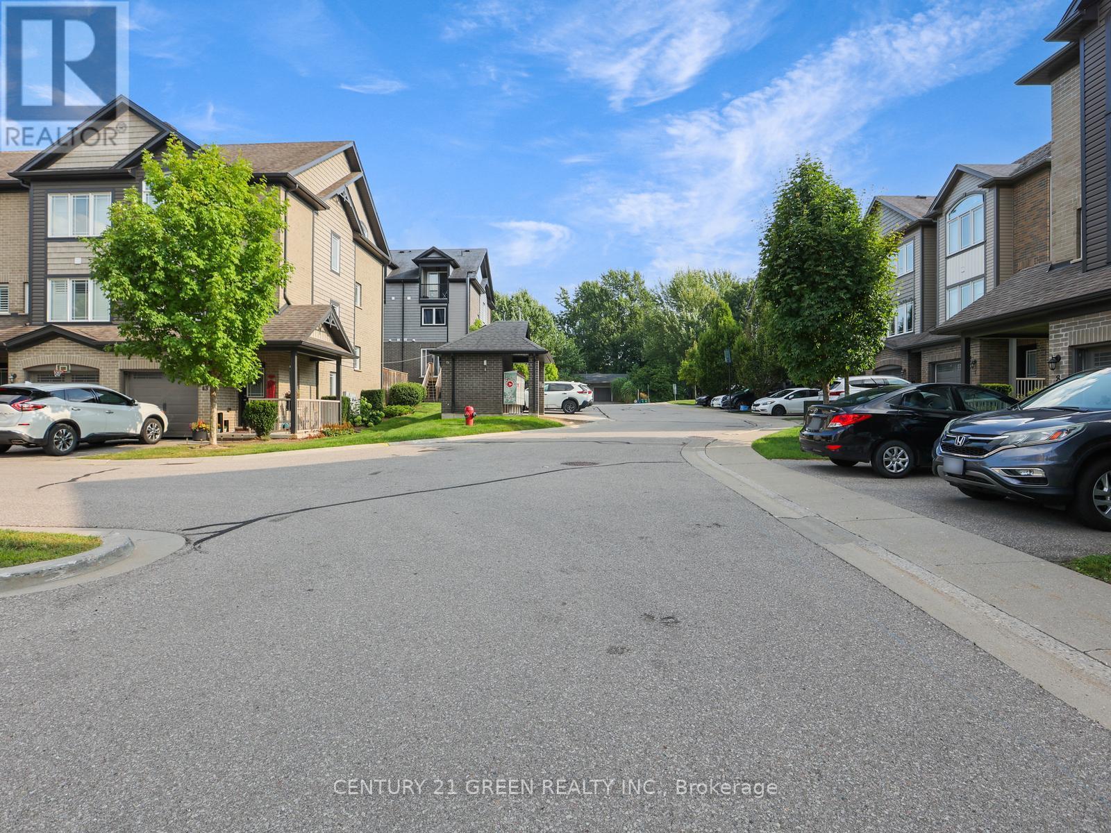 Photo 3 of 11 12 Poplar Drive, Cambridge ON