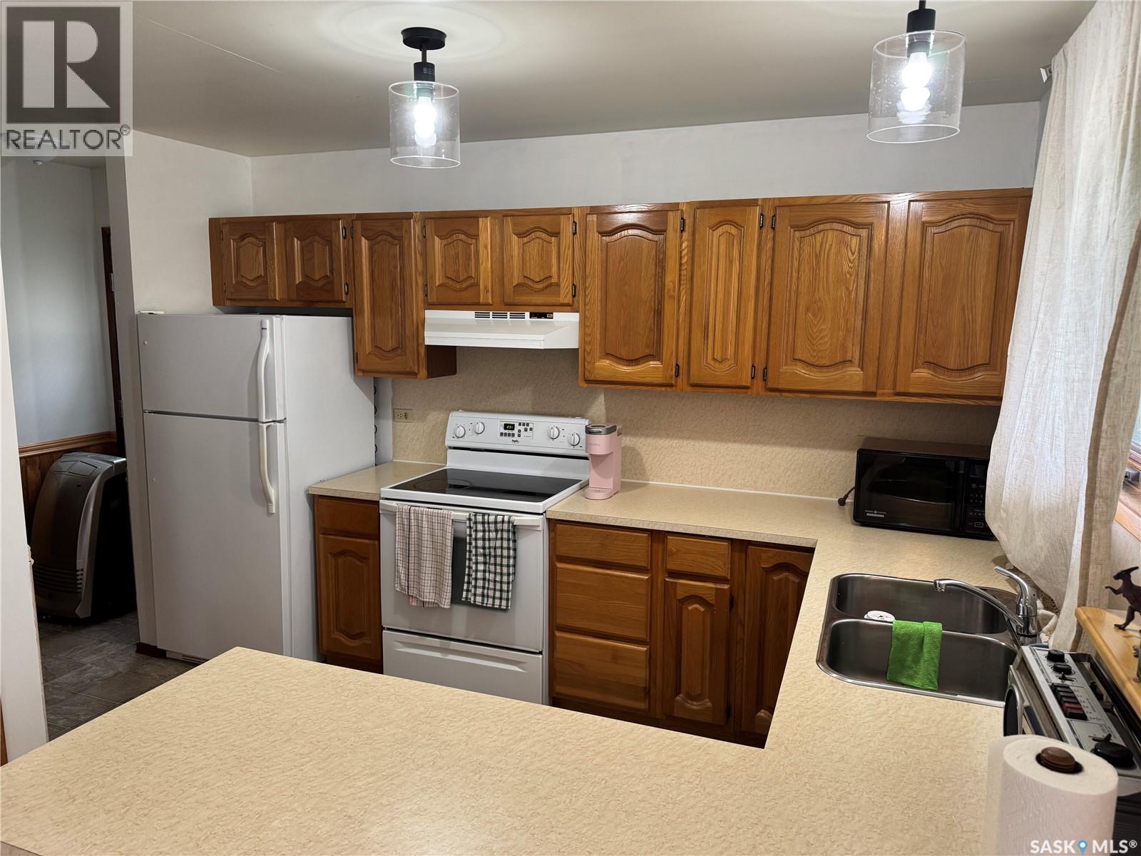 Photo 2 of 808 Potter Crescent, Good Spirit Lake SK