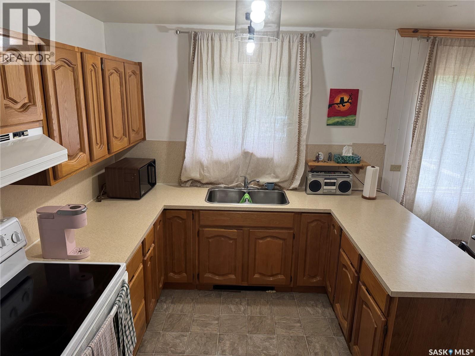 Photo 3 of 808 Potter Crescent, Good Spirit Lake SK