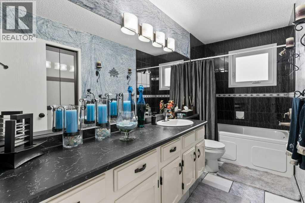 Photo 16 of 40 Beacham Rise Nw, Calgary AB