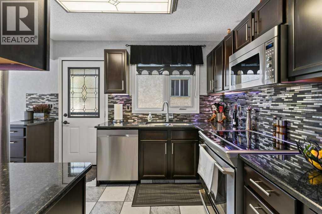 Photo 12 of 40 Beacham Rise Nw, Calgary AB