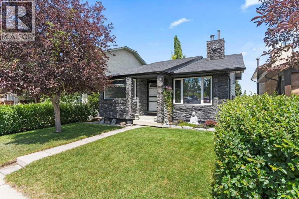 Photo 2 of 40 Beacham Rise Nw, Calgary AB