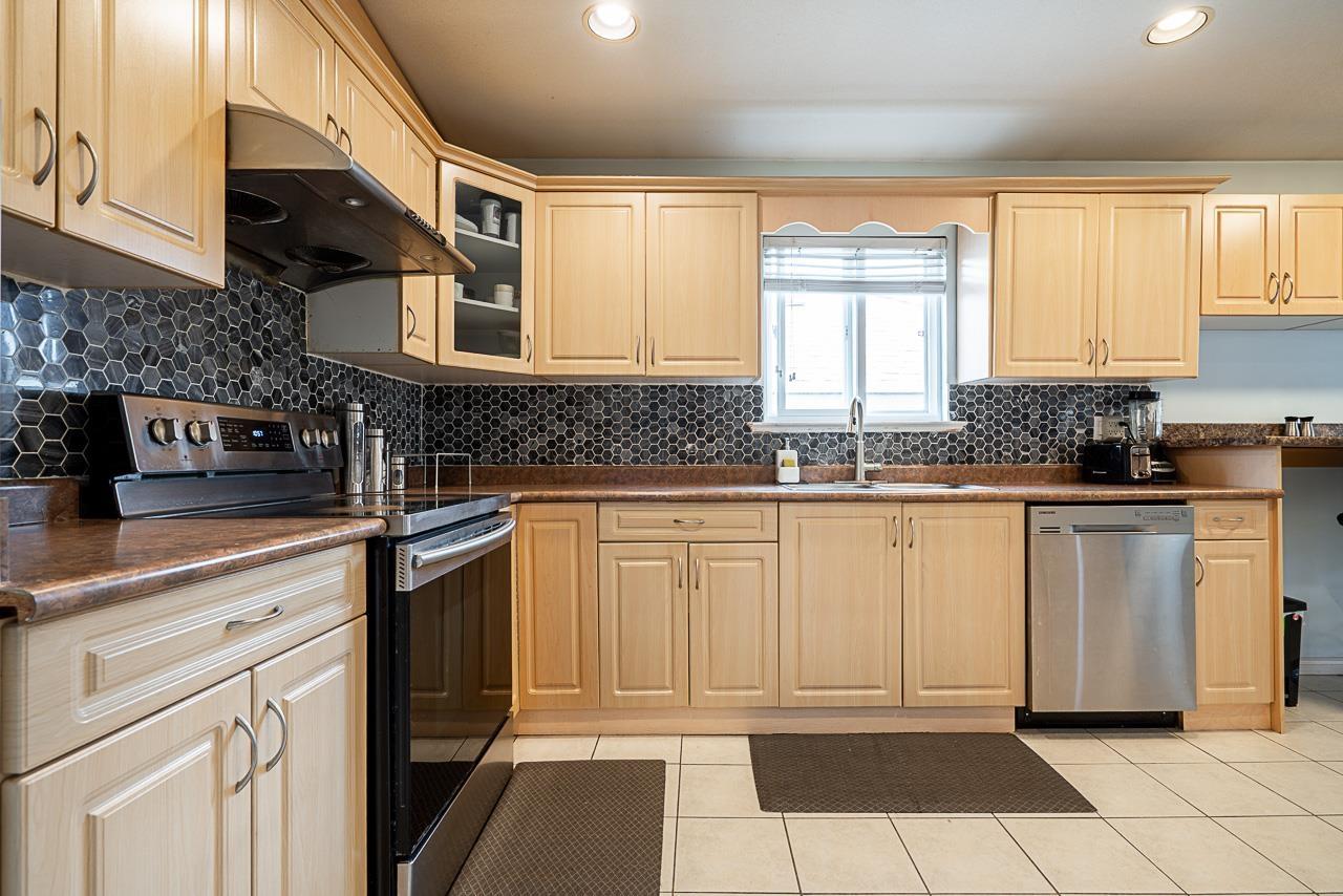 Photo 12 of 7366 144 A Street, Surrey BC