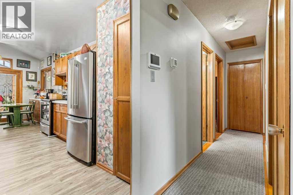 Photo 17 of 6920 Hunterbow Crescent Nw, Calgary AB