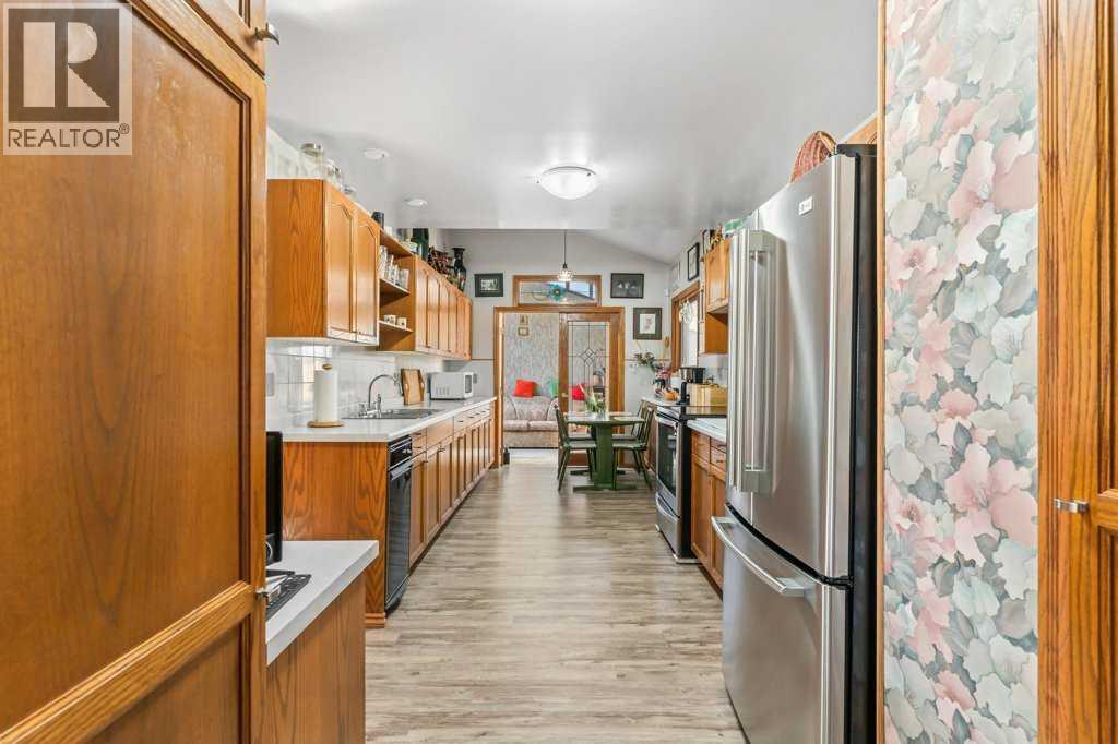 Photo 11 of 6920 Hunterbow Crescent Nw, Calgary AB