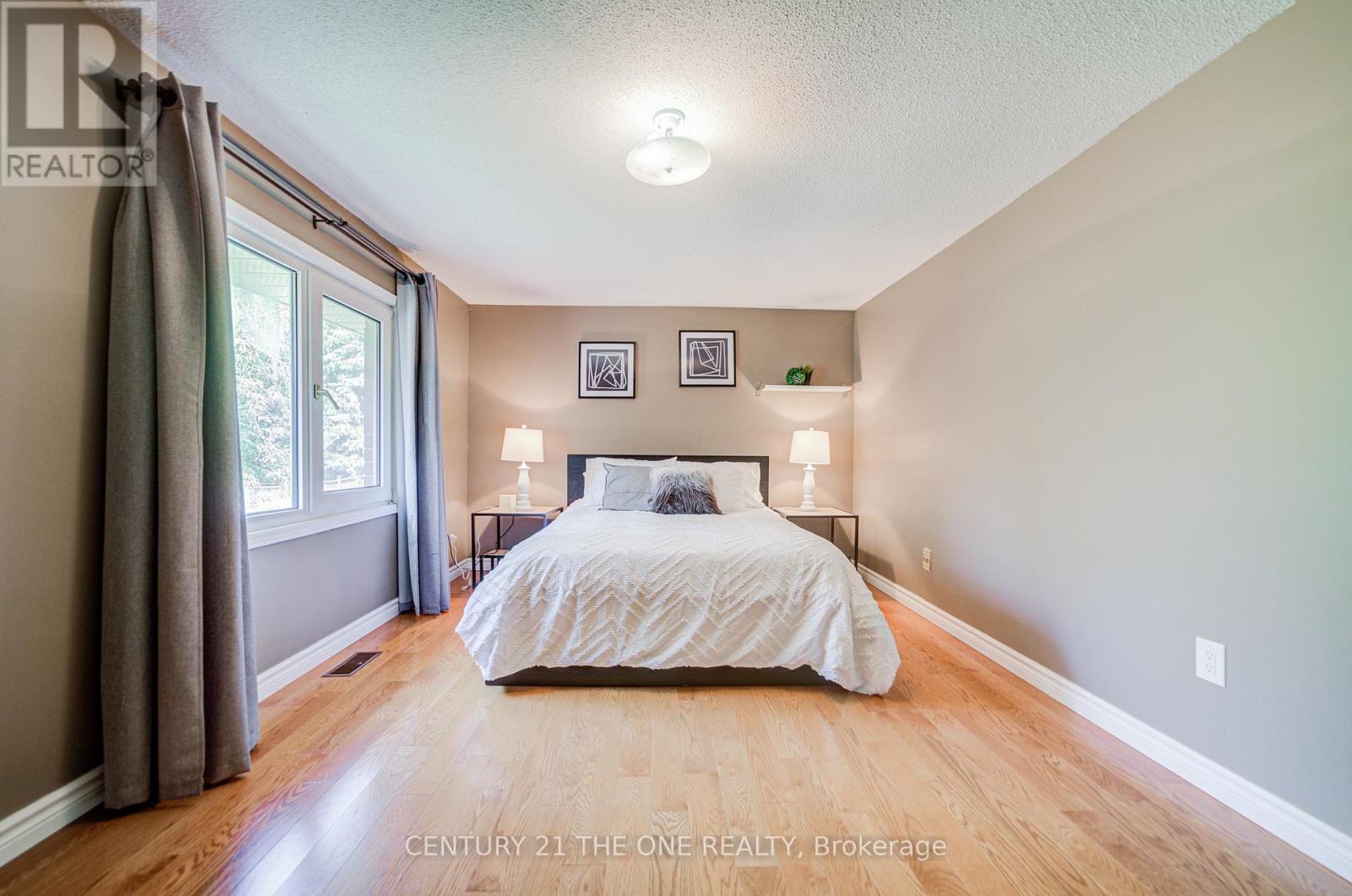 Photo 12 of 35 Ambleside Crescent, Markham ON
