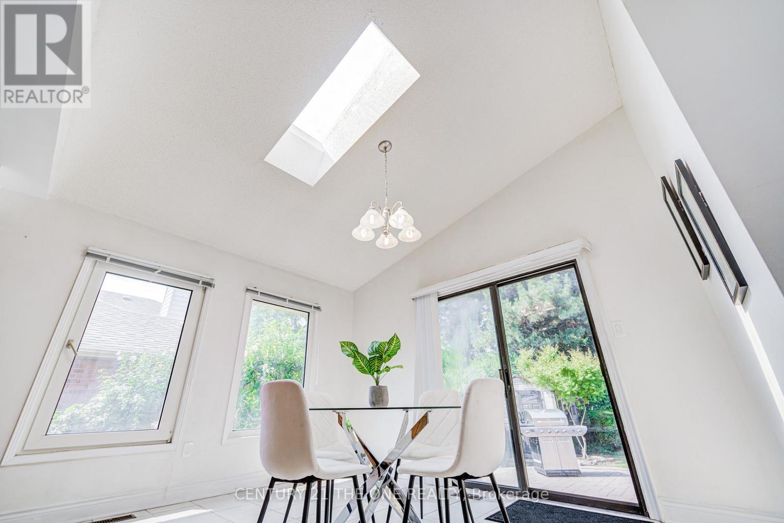Photo 4 of 35 Ambleside Crescent, Markham ON