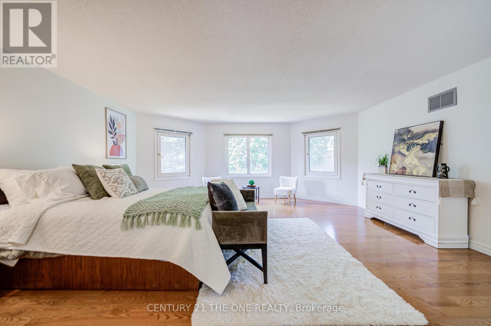 Photo 18 of 35 Ambleside Crescent, Markham ON