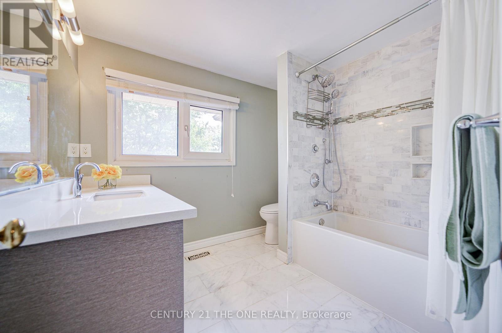 Photo 10 of 35 Ambleside Crescent, Markham ON