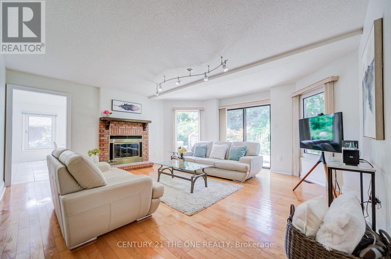 Photo 3 of 35 Ambleside Crescent, Markham ON