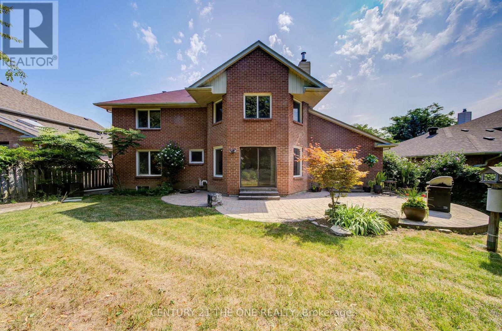 Photo 6 of 35 Ambleside Crescent, Markham ON
