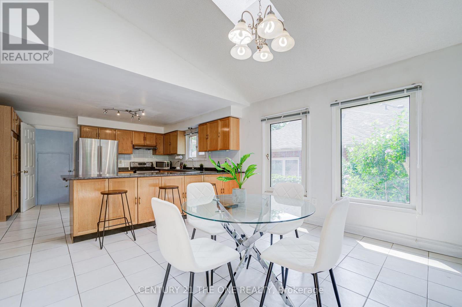 Photo 16 of 35 Ambleside Crescent, Markham ON