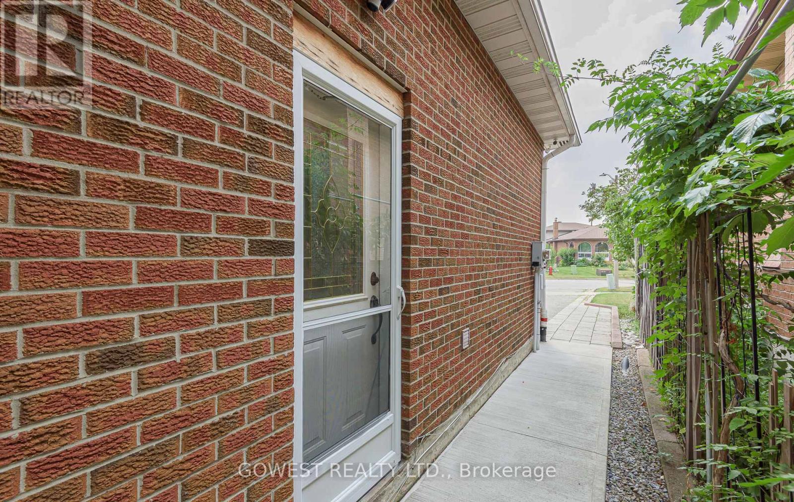 Photo 6 of Bsmt 3 Pottery Crescent, Brampton ON