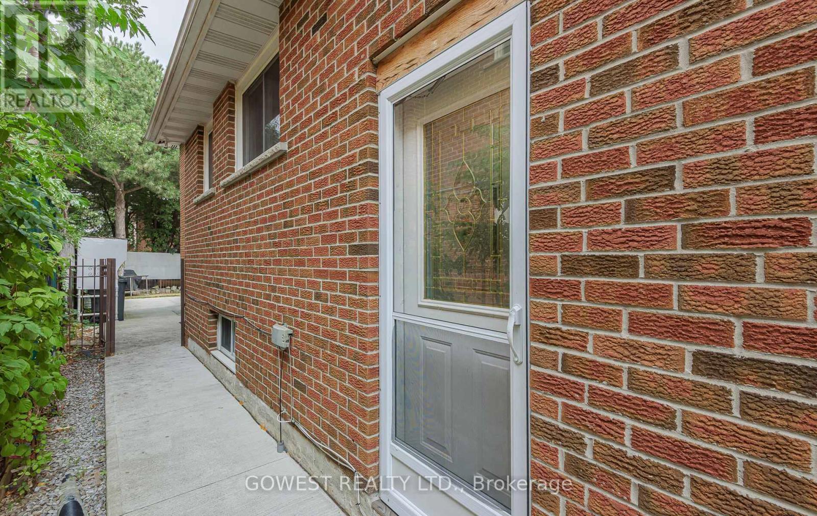 Photo 7 of Bsmt 3 Pottery Crescent, Brampton ON