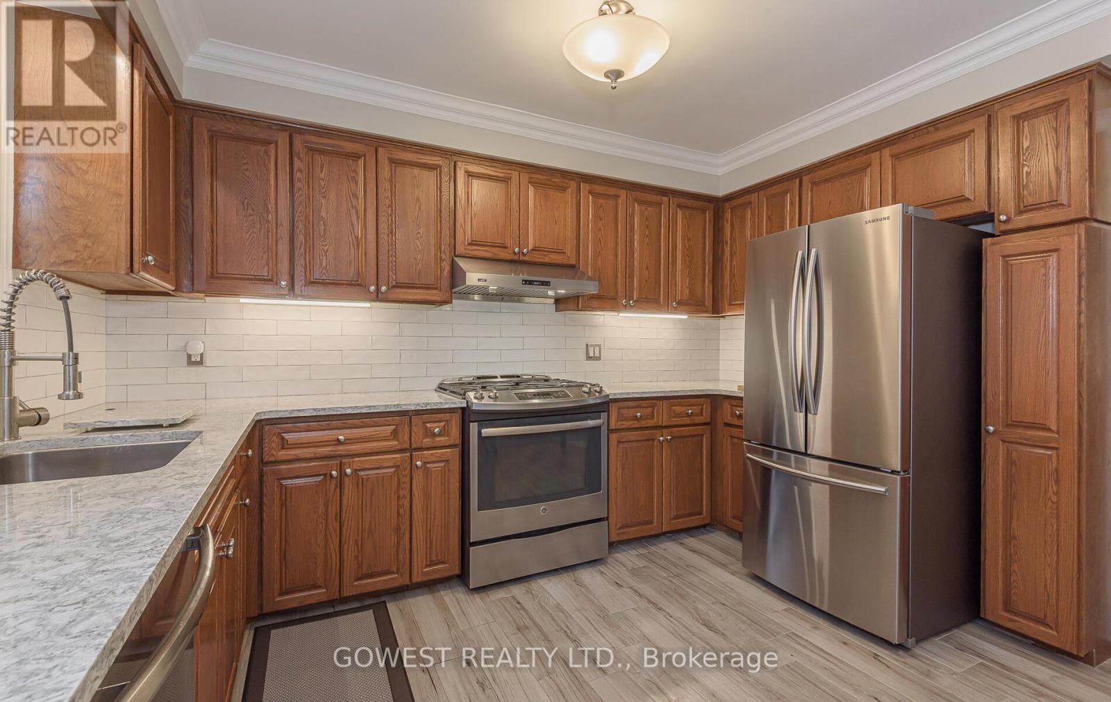 Photo 18 of Main 3 Pottery Crescent, Brampton ON