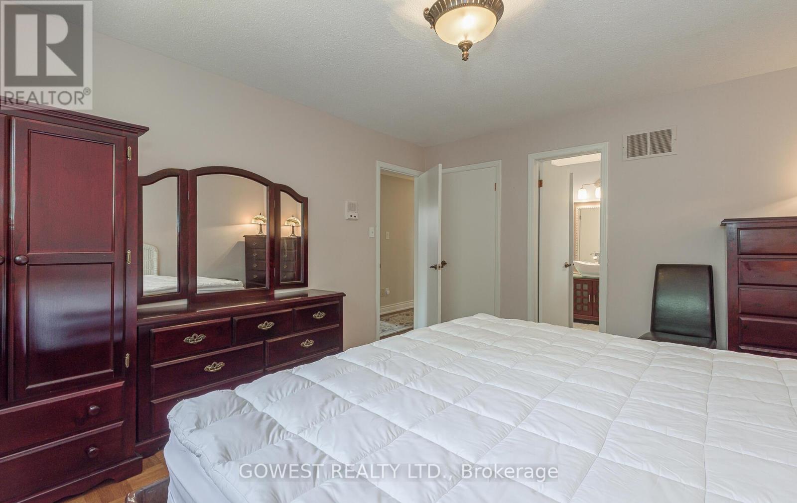 Photo 25 of Main 3 Pottery Crescent, Brampton ON