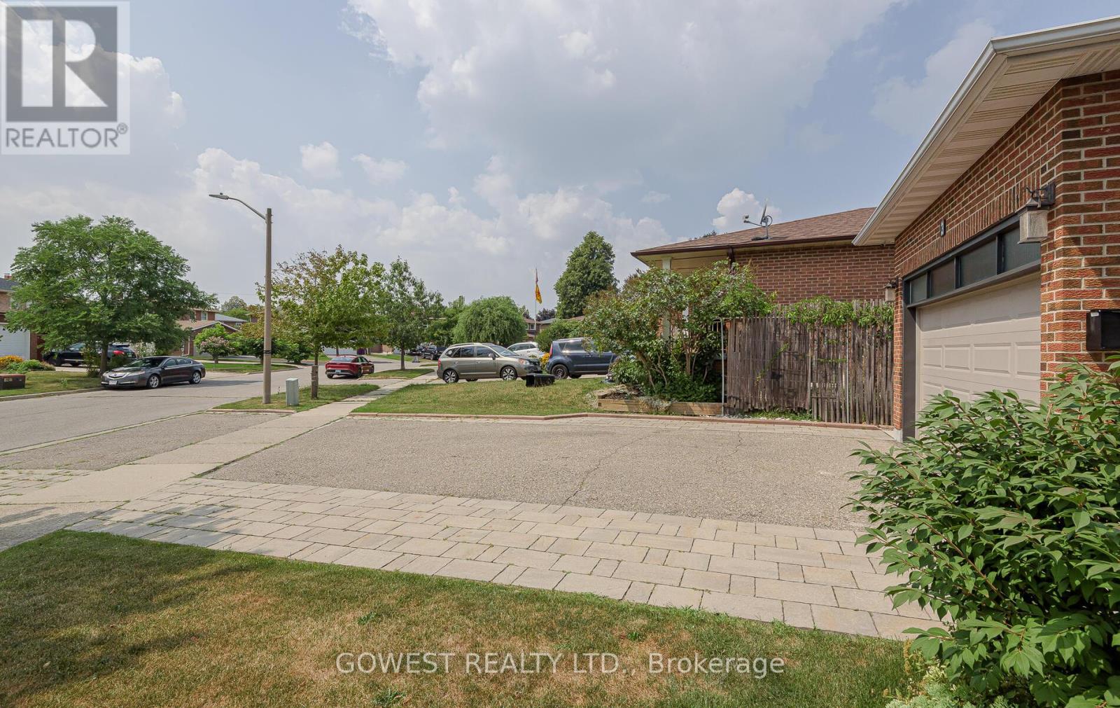 Photo 3 of Main 3 Pottery Crescent, Brampton ON