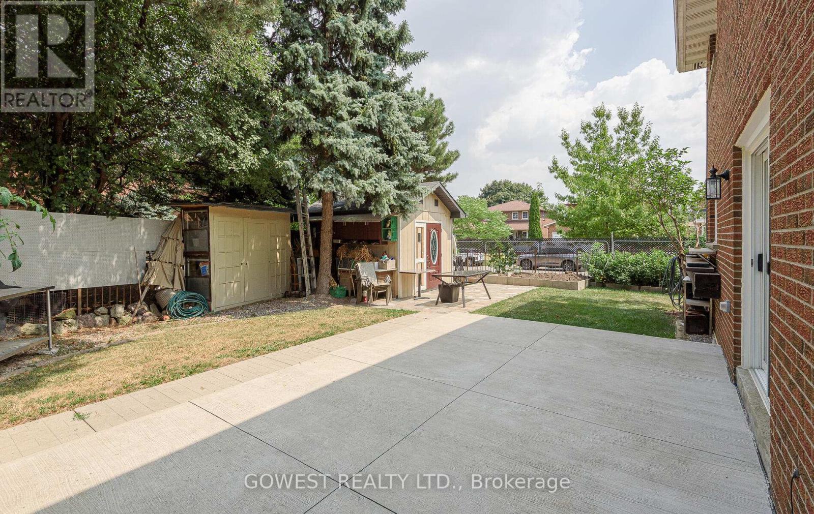 Photo 35 of Main 3 Pottery Crescent, Brampton ON
