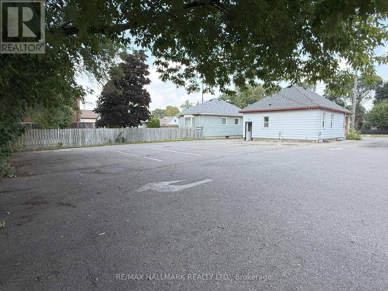 Photo 15 of 22 Charing Cross Street, Brantford ON