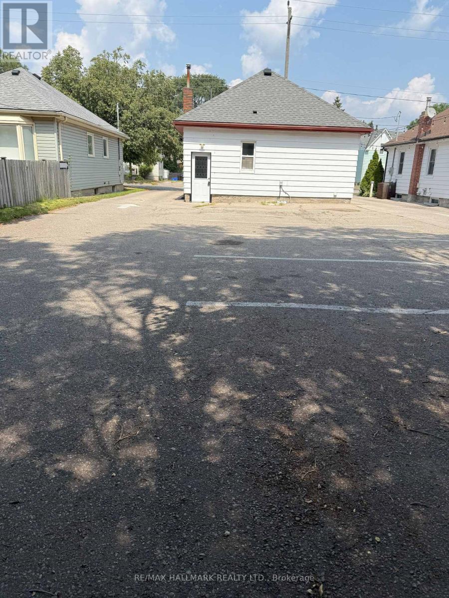 Photo 16 of 22 Charing Cross Street, Brantford ON