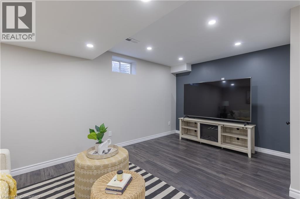 Photo 20 of 65 Fairwood Place W, Burlington ON