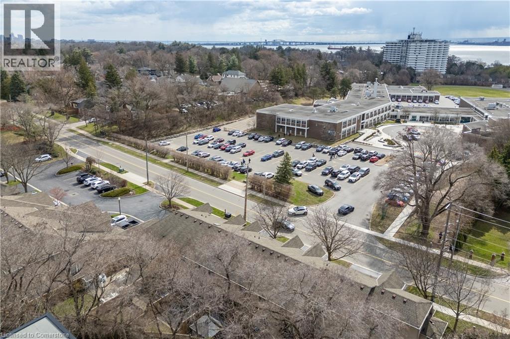 Photo 24 of 65 Fairwood Place W, Burlington ON