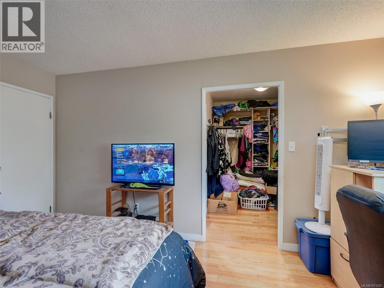 Photo 10 of 1544 Granada Cres, Saanich BC