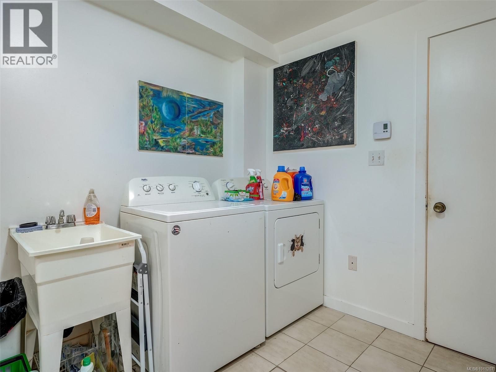 Photo 18 of 1544 Granada Cres, Saanich BC