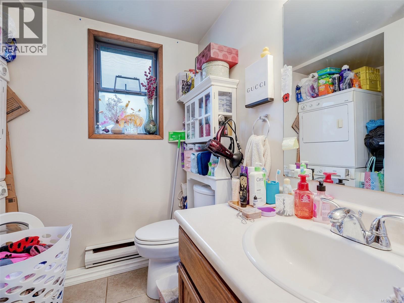 Photo 25 of 1544 Granada Cres, Saanich BC