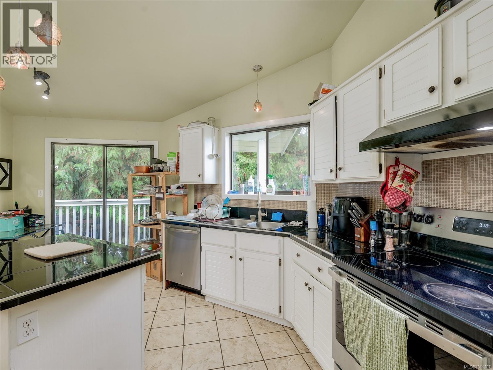 Photo 7 of 1544 Granada Cres, Saanich BC