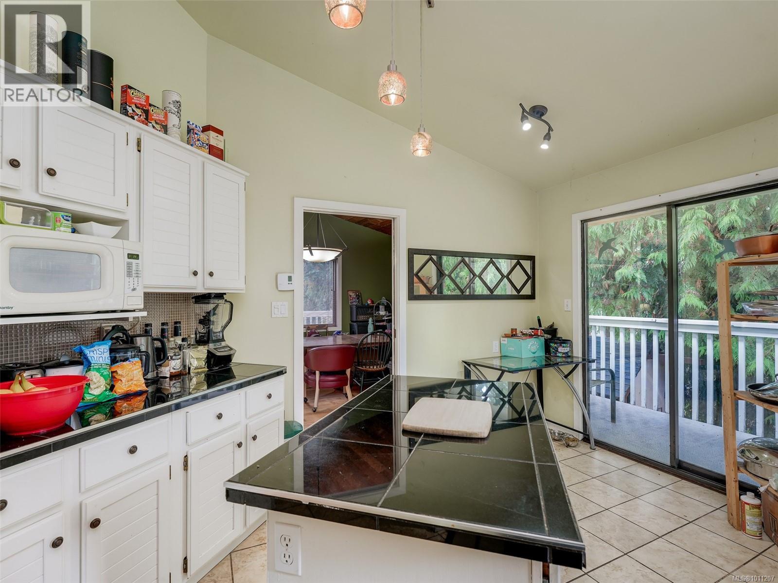 Photo 8 of 1544 Granada Cres, Saanich BC