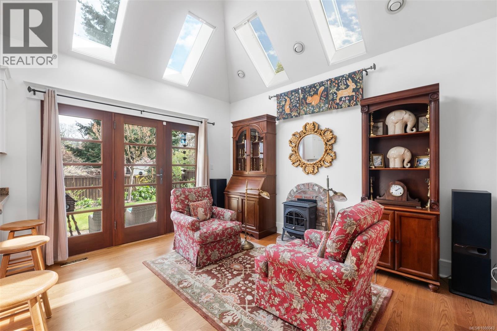 Photo 10 of 1597 Hampshire Rd, Oak Bay BC