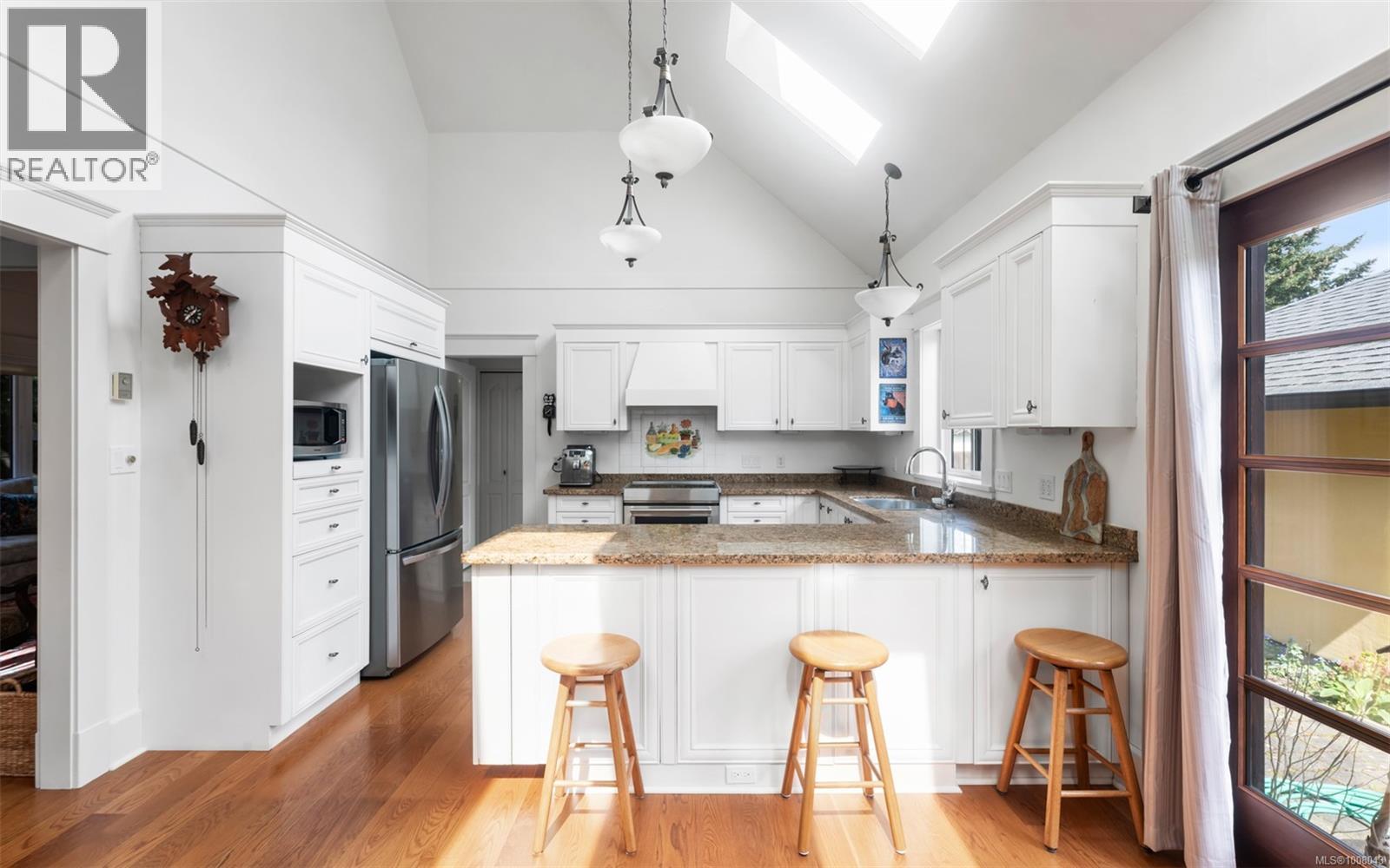 Photo 12 of 1597 Hampshire Rd, Oak Bay BC