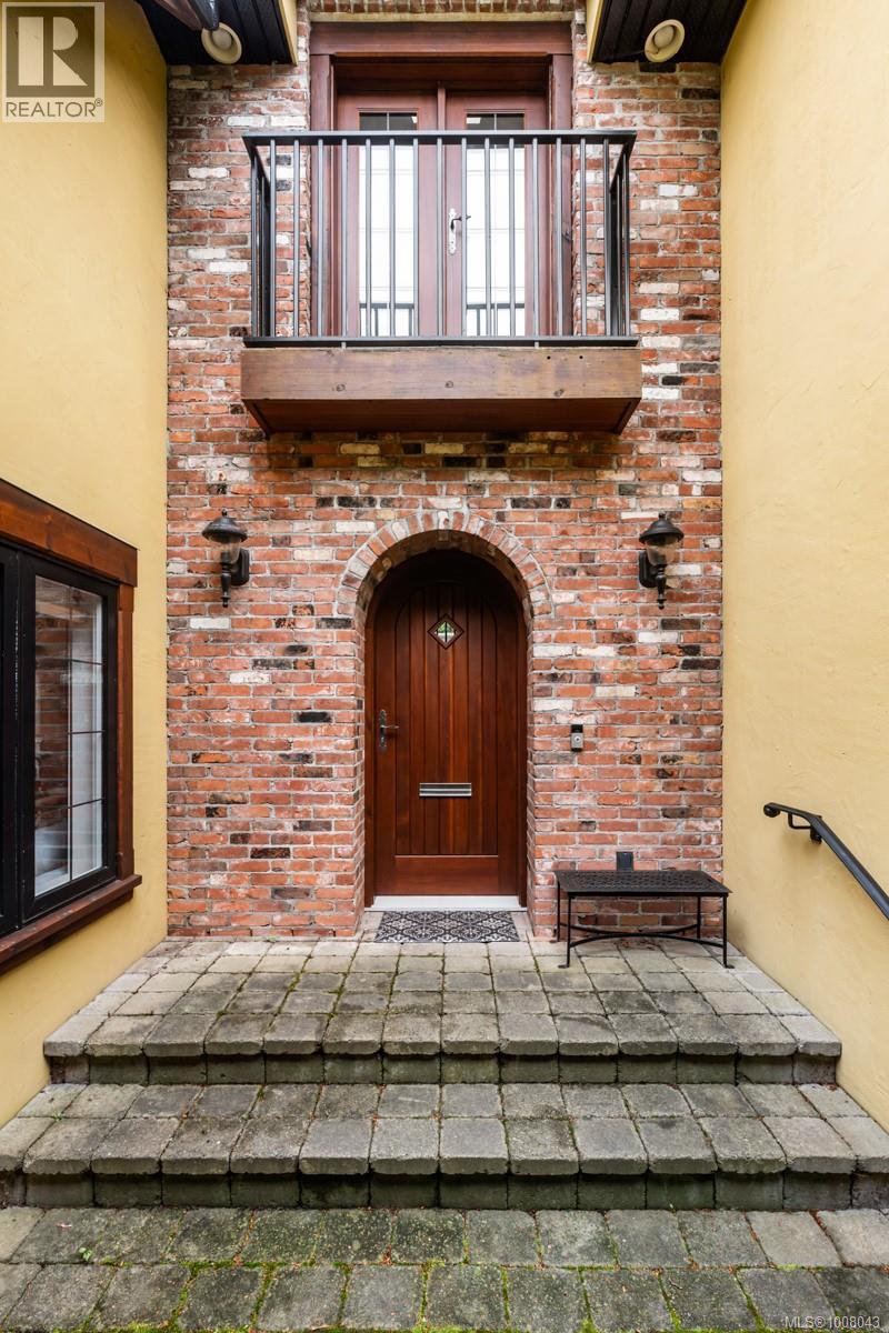 Photo 3 of 1597 Hampshire Rd, Oak Bay BC