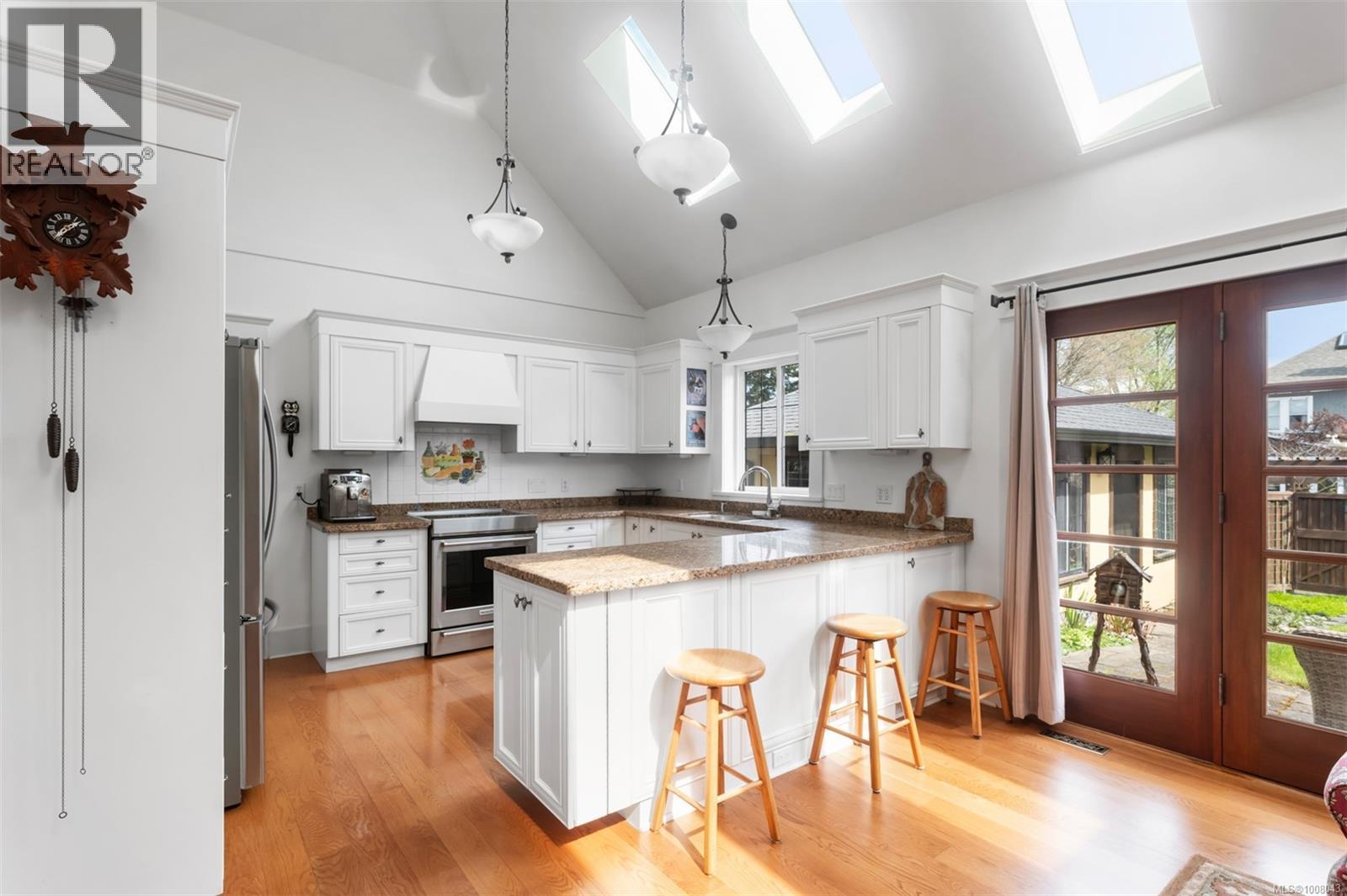 Photo 11 of 1597 Hampshire Rd, Oak Bay BC