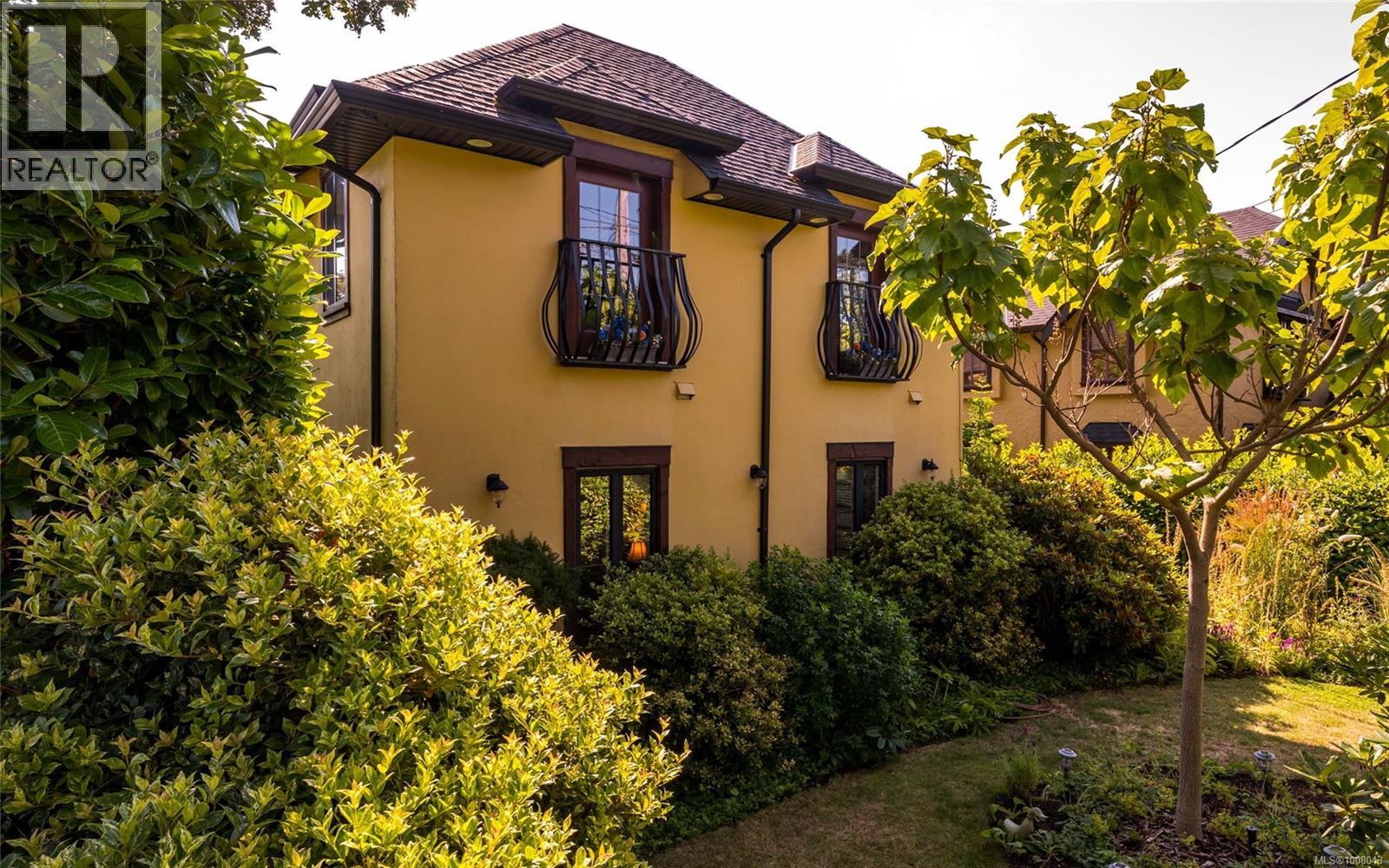 Photo 1 of 1597 Hampshire Rd, Oak Bay BC