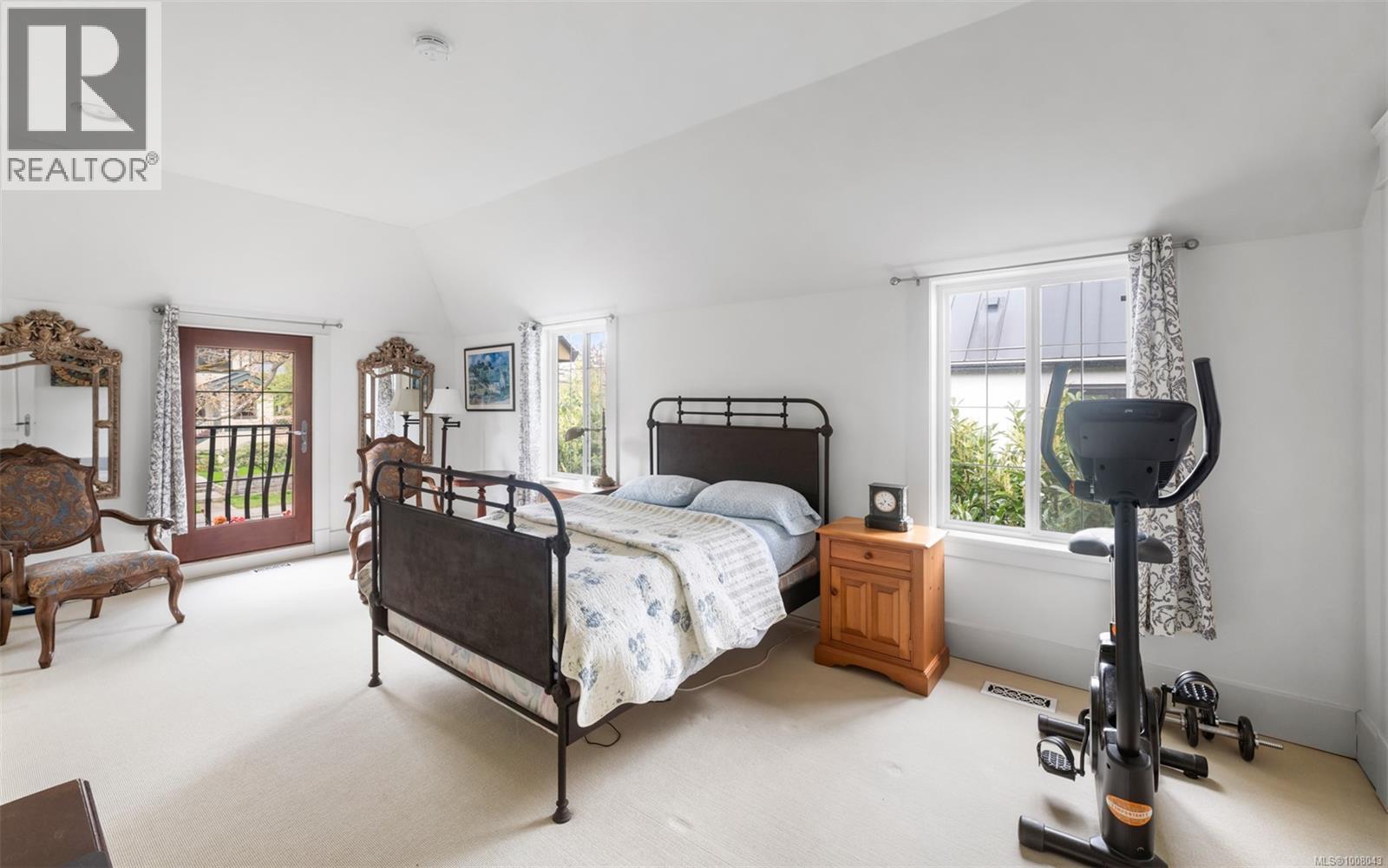 Photo 25 of 1597 Hampshire Rd, Oak Bay BC