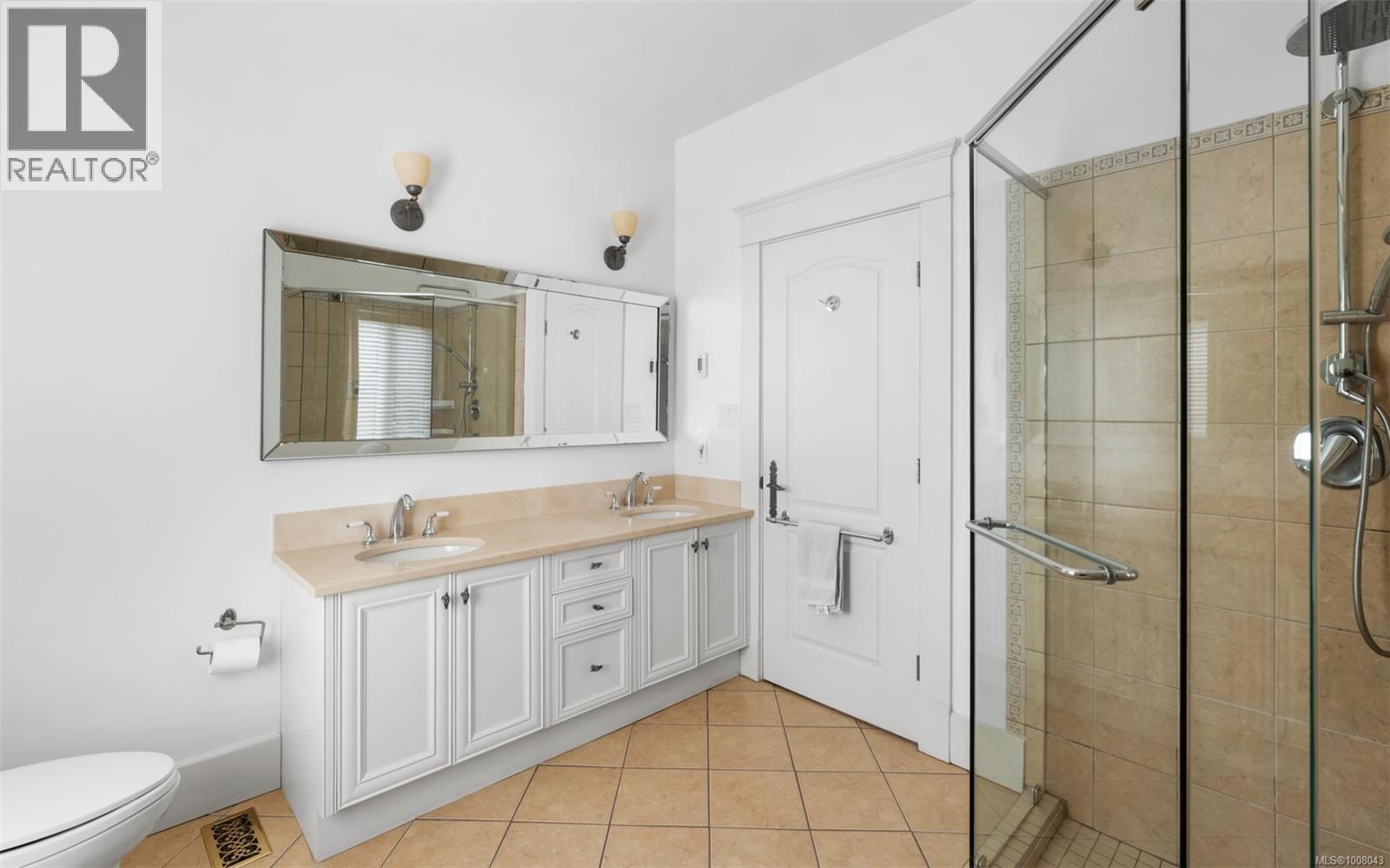Photo 21 of 1597 Hampshire Rd, Oak Bay BC