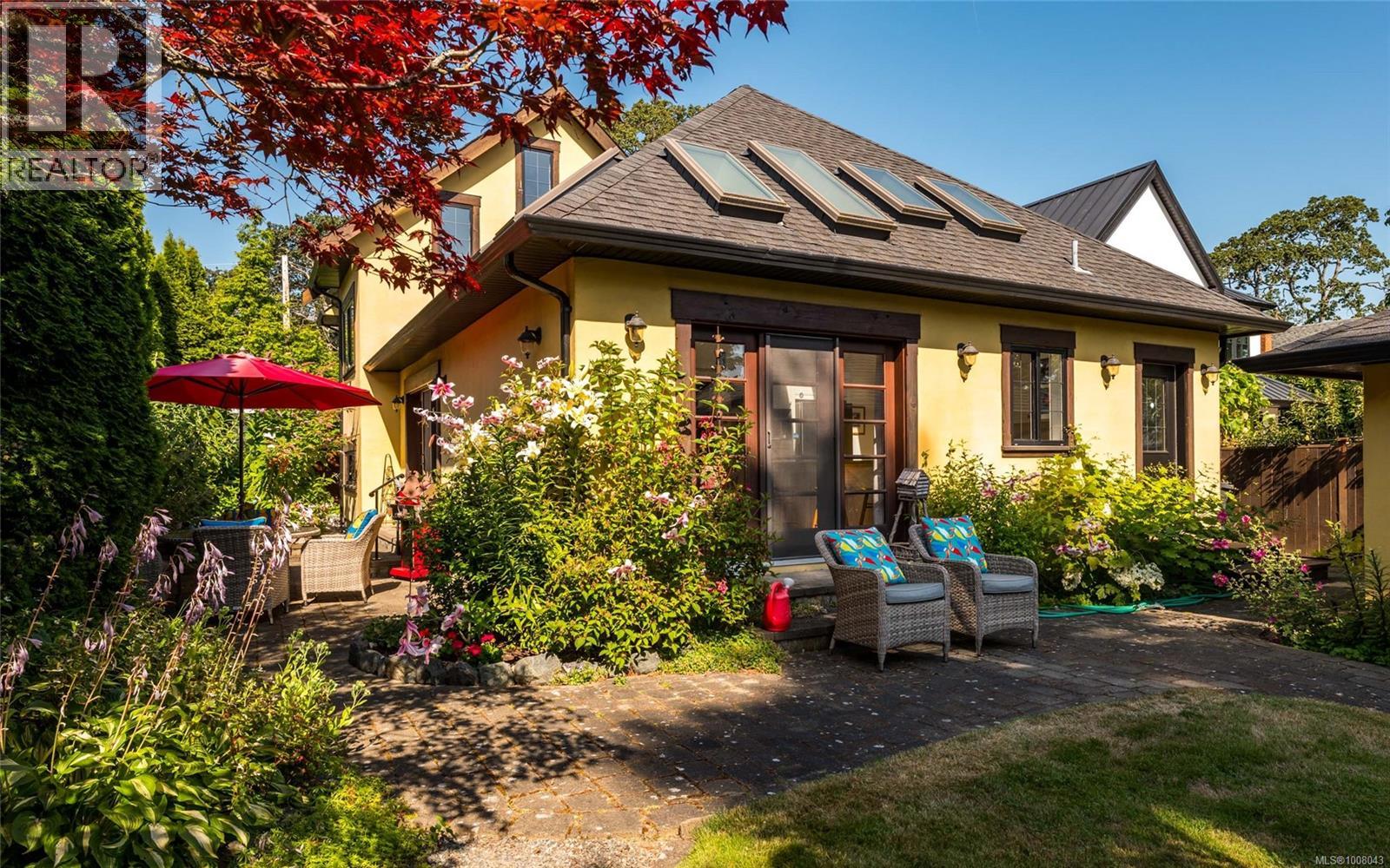 Photo 37 of 1597 Hampshire Rd, Oak Bay BC