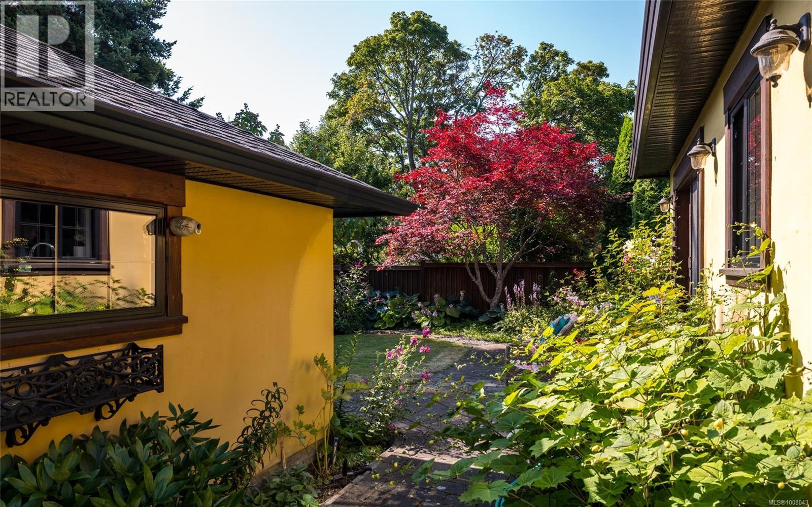 Photo 45 of 1597 Hampshire Rd, Oak Bay BC