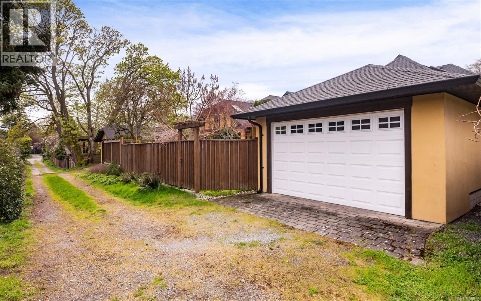 Photo 43 of 1597 Hampshire Rd, Oak Bay BC