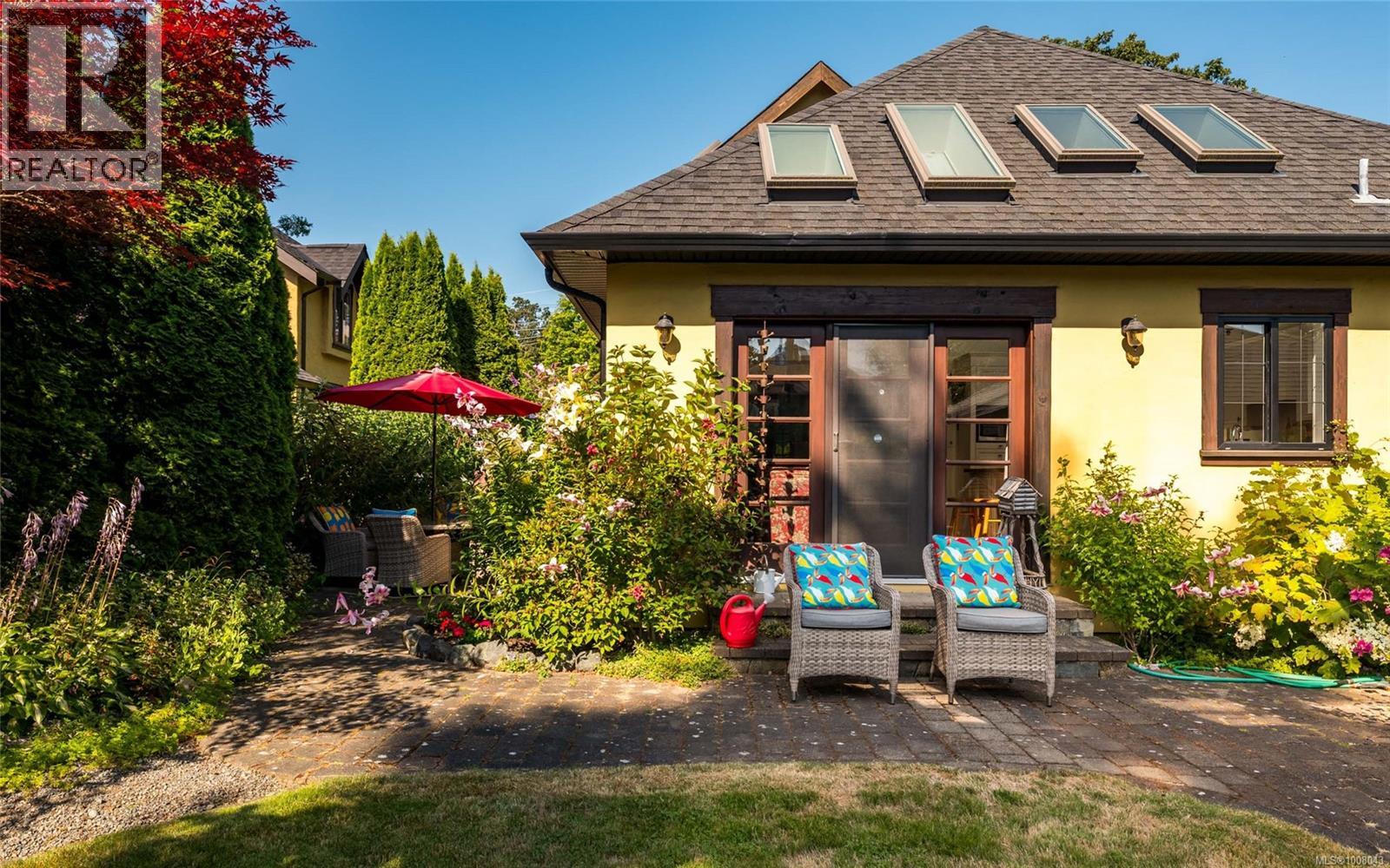 Photo 38 of 1597 Hampshire Rd, Oak Bay BC