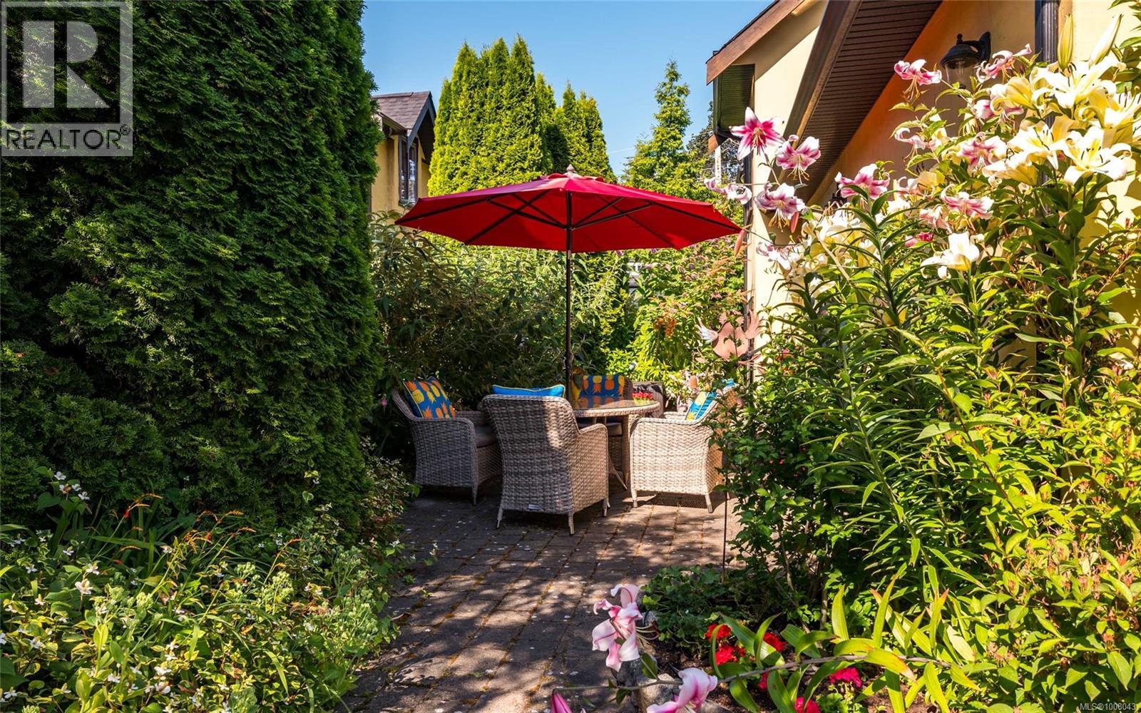 Photo 41 of 1597 Hampshire Rd, Oak Bay BC
