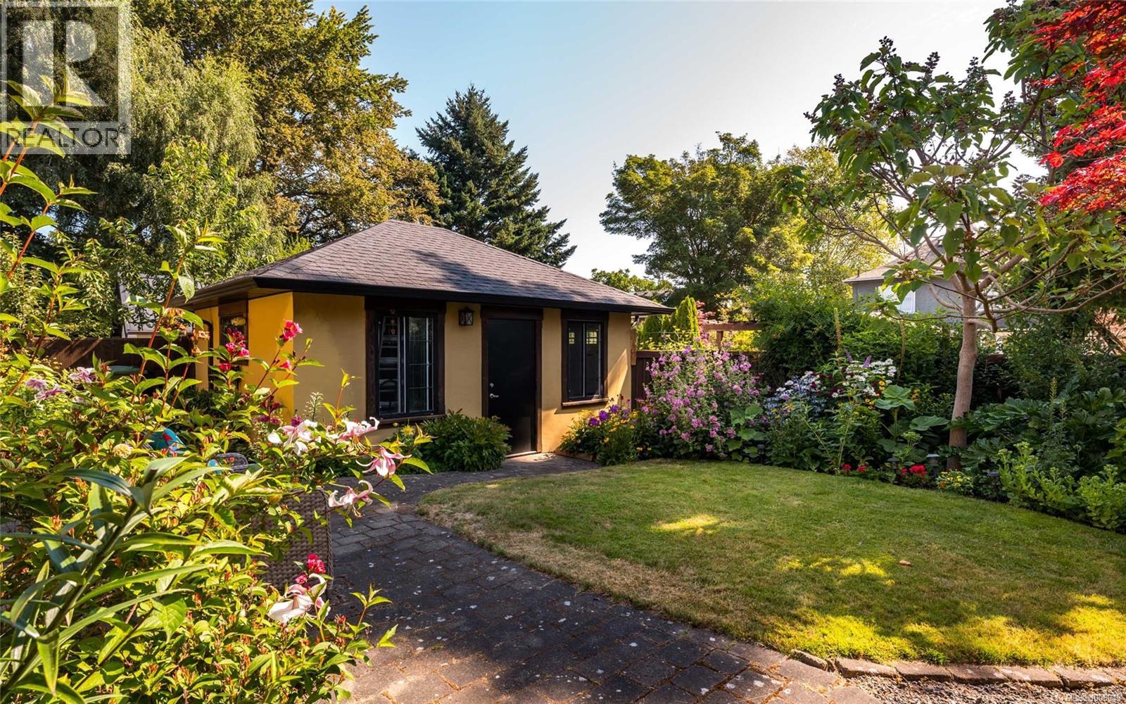 Photo 39 of 1597 Hampshire Rd, Oak Bay BC